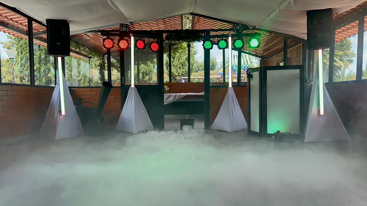 Iluminación ambiental y decorativa en un montaje publicado por Eventos Punto G