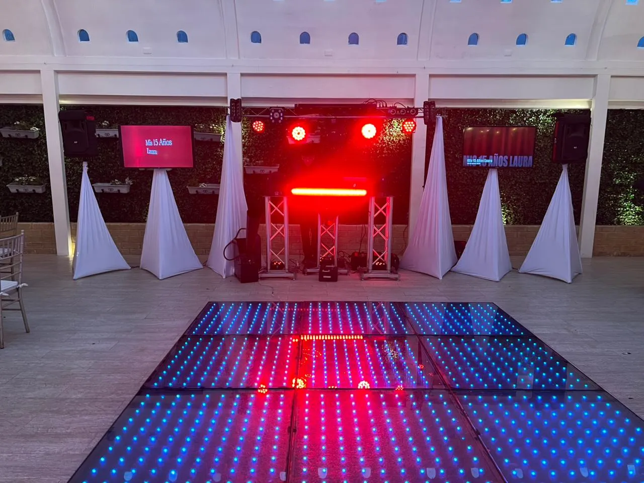 Pistas de baile y efectos en un montaje publicado por Eventos Punto G
